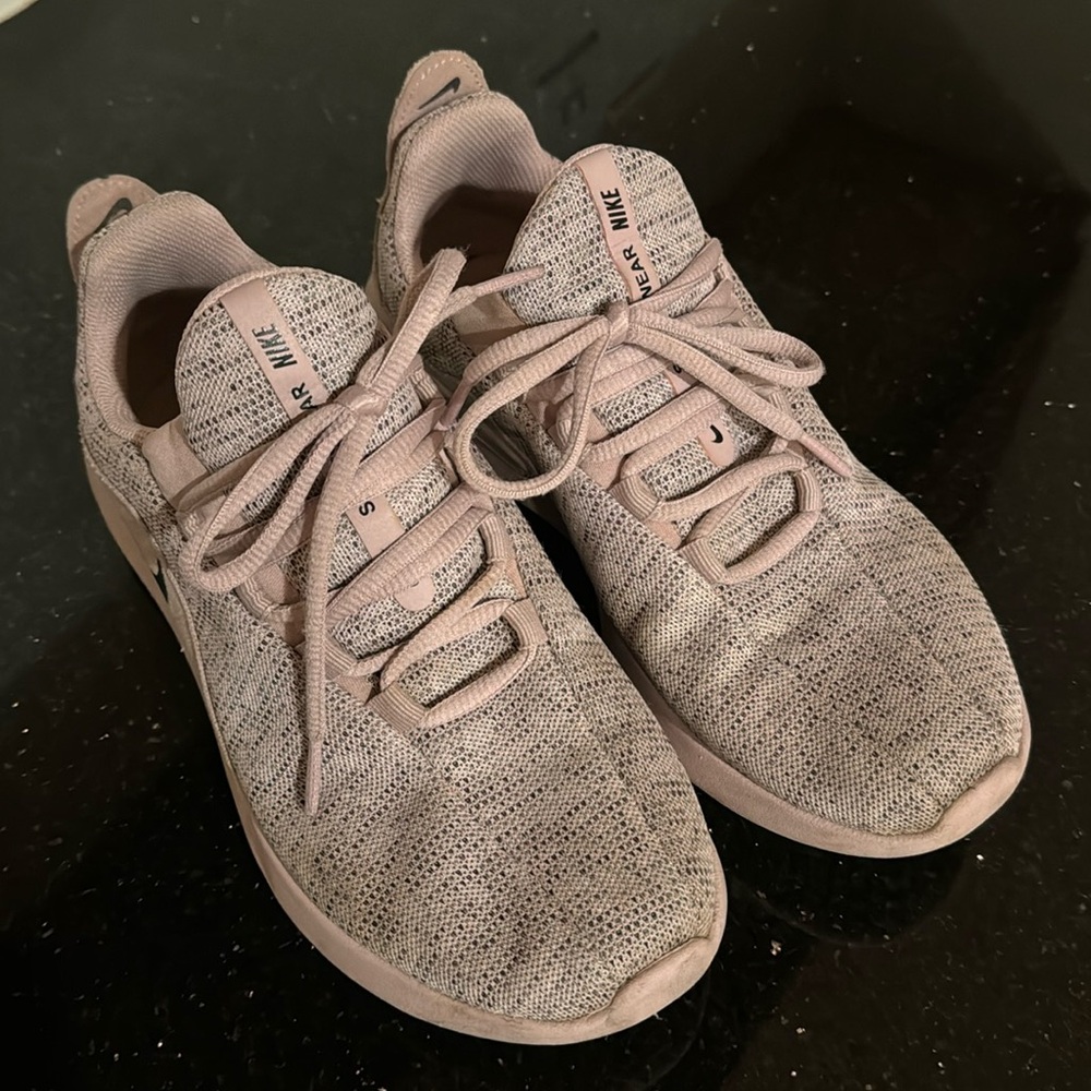 Nike tennis/walking shoes 7